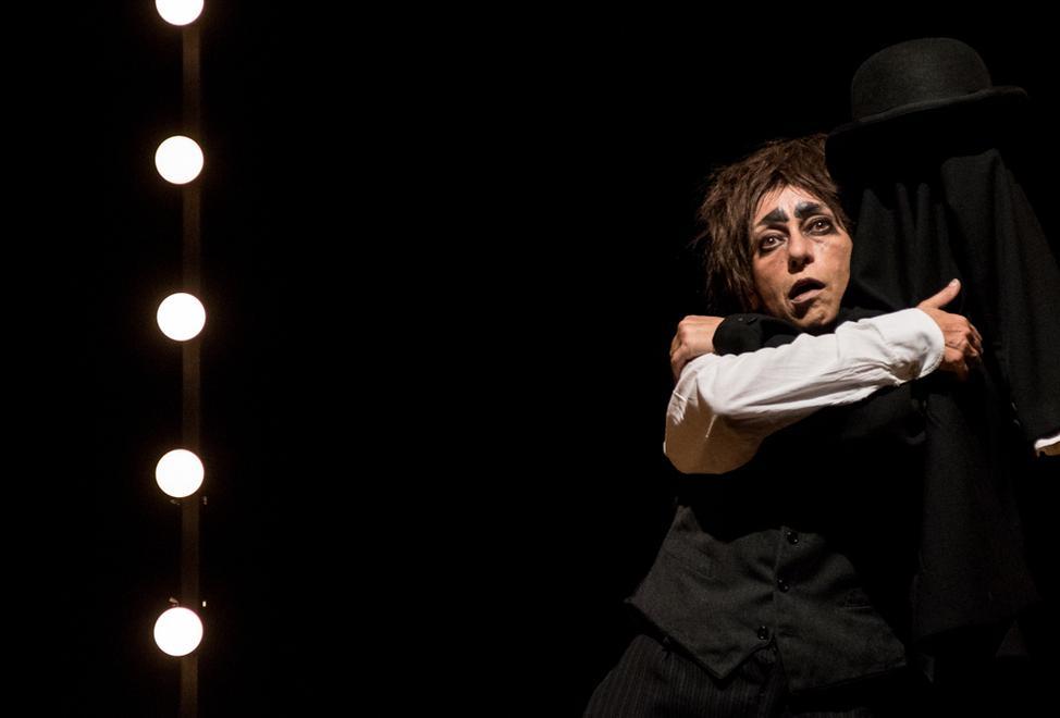 Giuliana Musso protagonista in scena e autrice del testo "La scimmia", tratto da un racconto di Kafka