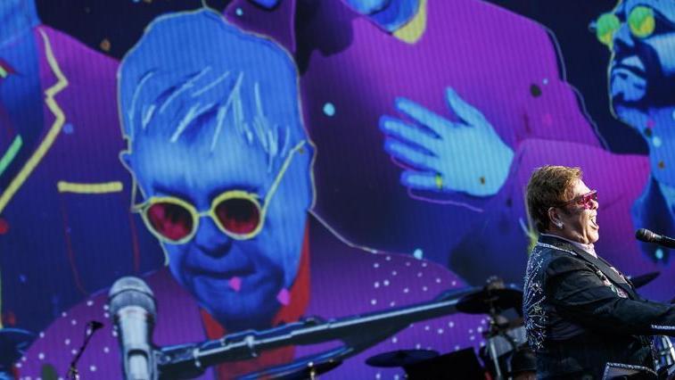 Elton John, il divoratore di dischi e appassionato di calcio diventato icona mondiale