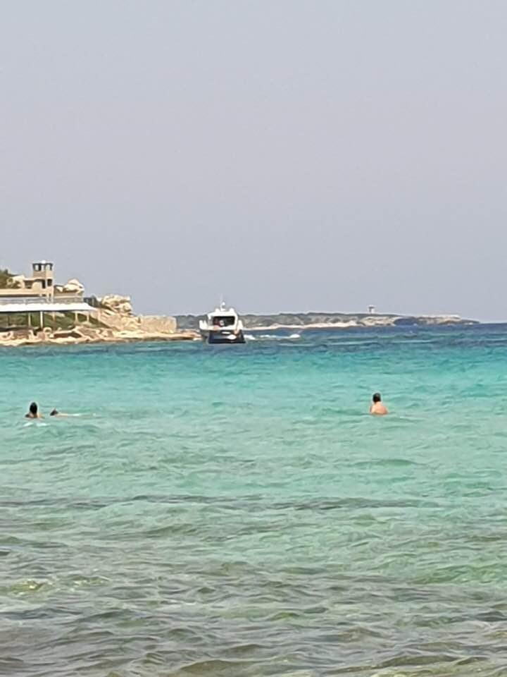 Lo yacht incagliato davanti a Cala Giovanna (foto pubblicata da Mario Lanera)