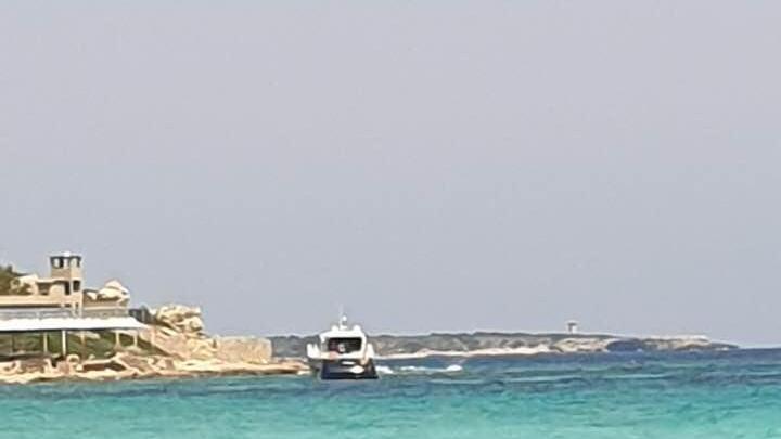 Lo yacht incagliato davanti a Cala Giovanna (foto pubblicata da Mario Lanera)