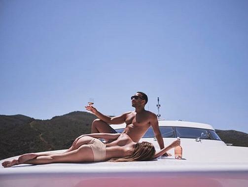 John Legend e la moglie Chrissy in vacanza all'isola d'Elba