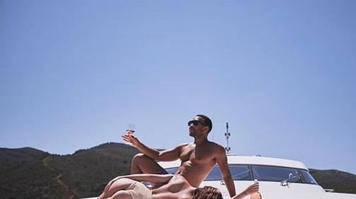 John Legend e la moglie Chrissy in vacanza all'isola d'Elba