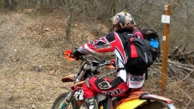 Si schianta in moto durante una gara. Grave uno svizzero