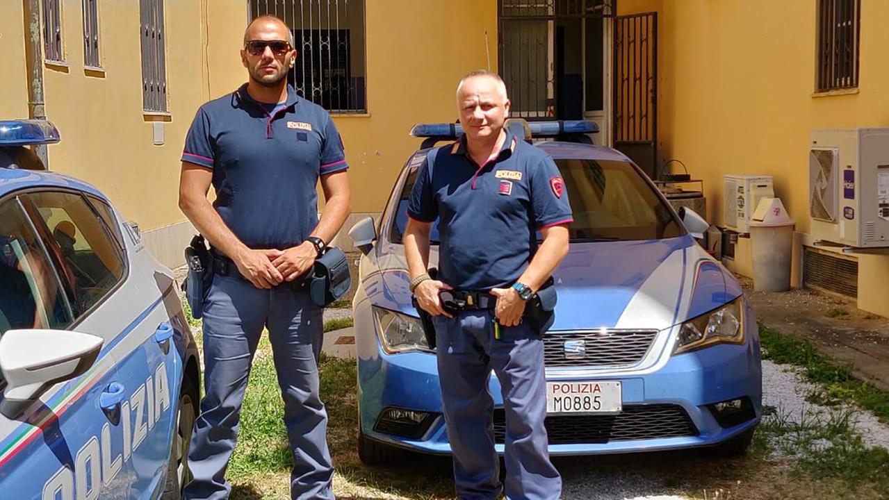 I poliziotti che hanno arrestato il rapinatore