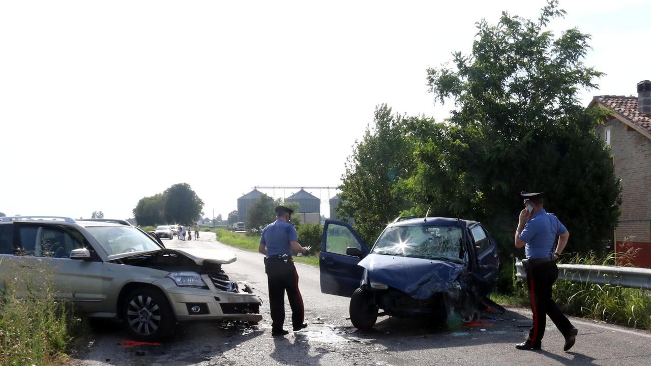 Violento frontale tra auto: un ferito grave