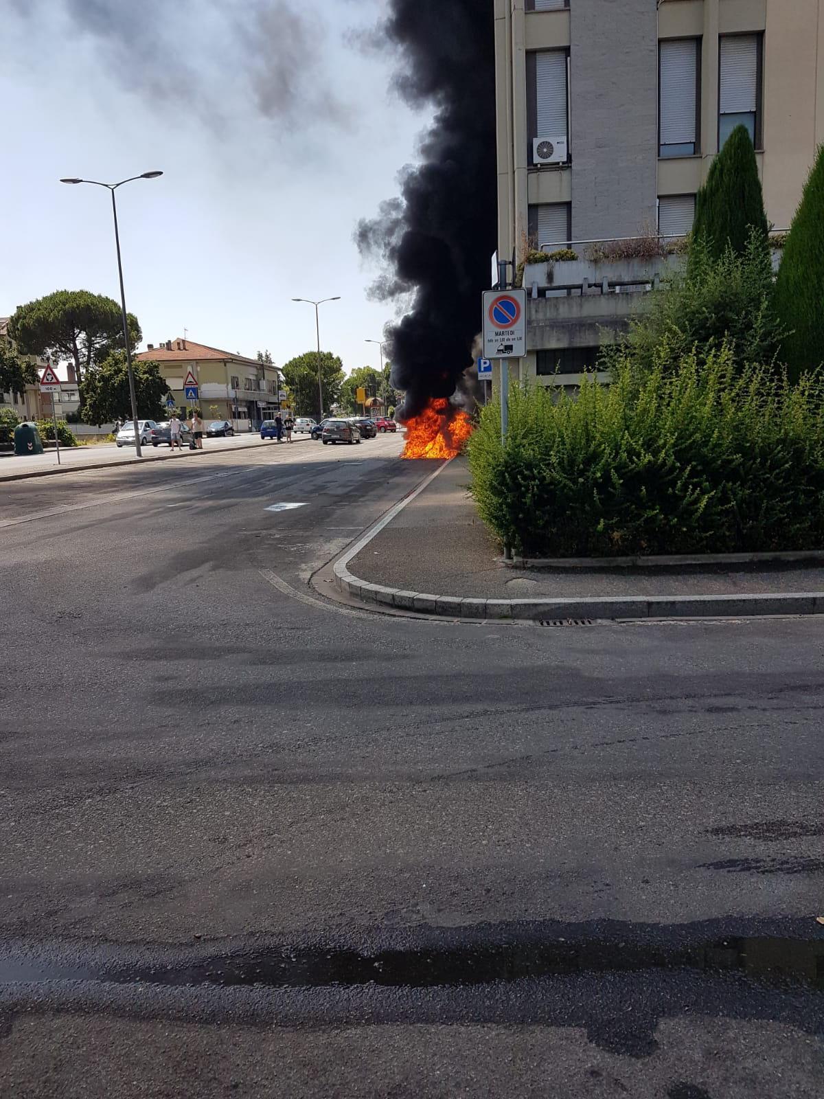 Paura a Empoli: minicar avvolta dalla fiamme 