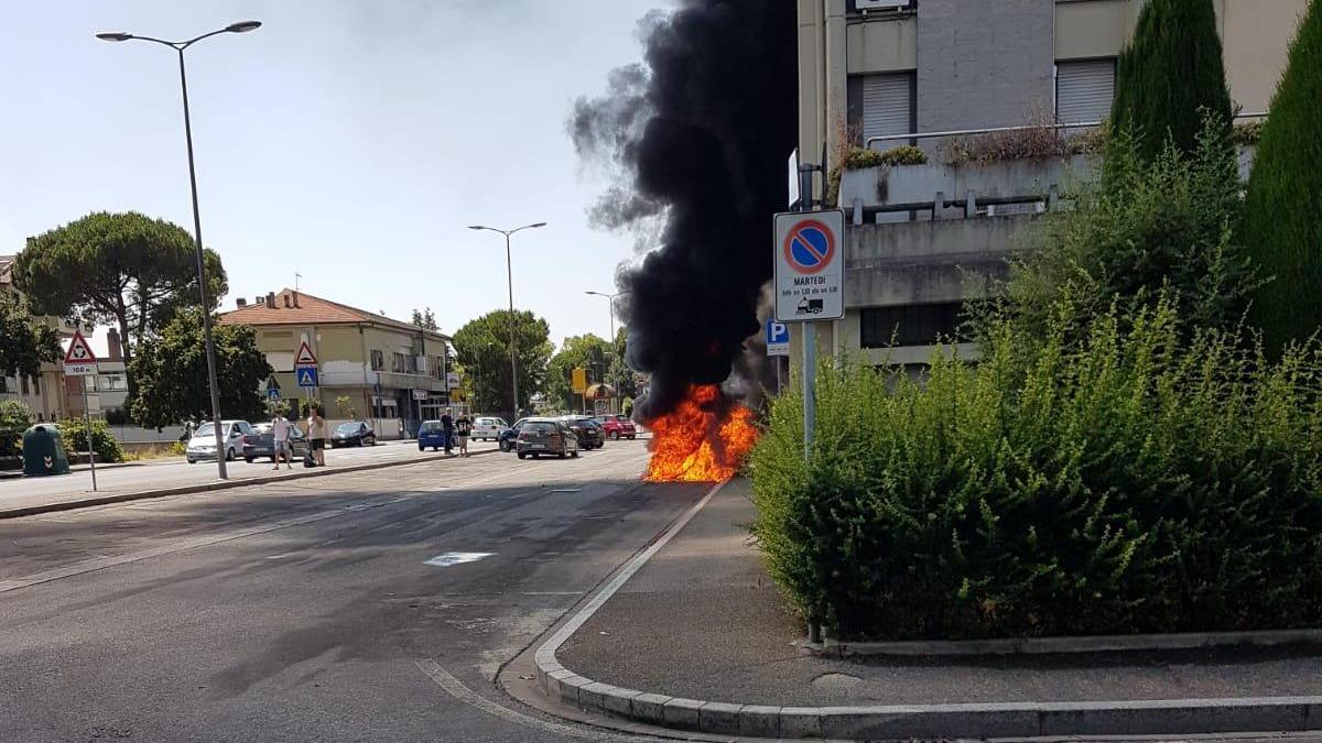 Paura a Empoli: minicar avvolta dalla fiamme