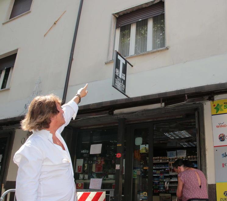 Lastra di marmo si stacca e piomba su una tabaccheria 