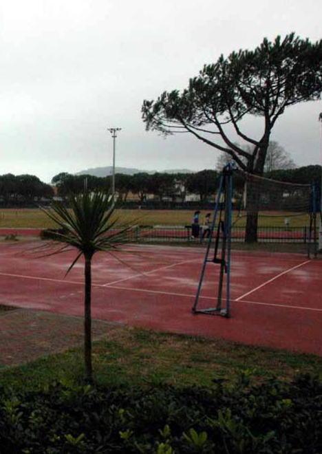 «Al campo scuola gli spogliatoi sono sporchi»