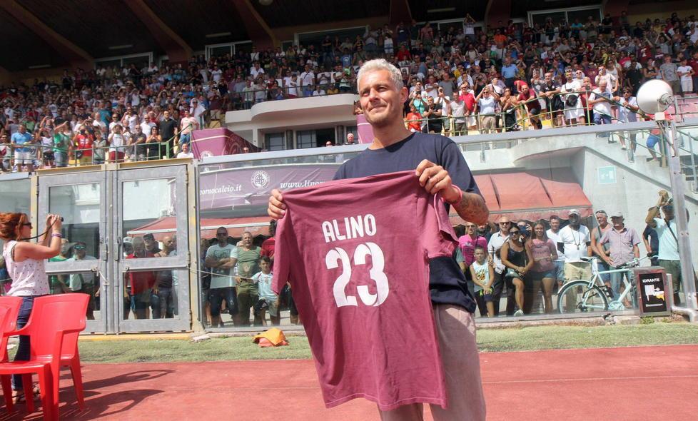 L’abbraccio dei tifosi a Alino «Grazie di tutto campione»