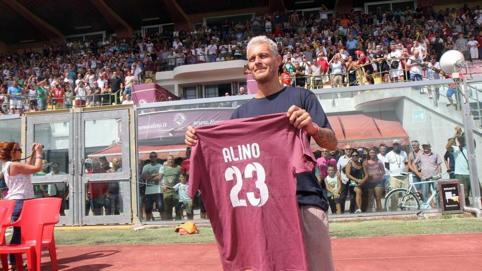 L’abbraccio dei tifosi a Alino «Grazie di tutto campione»
