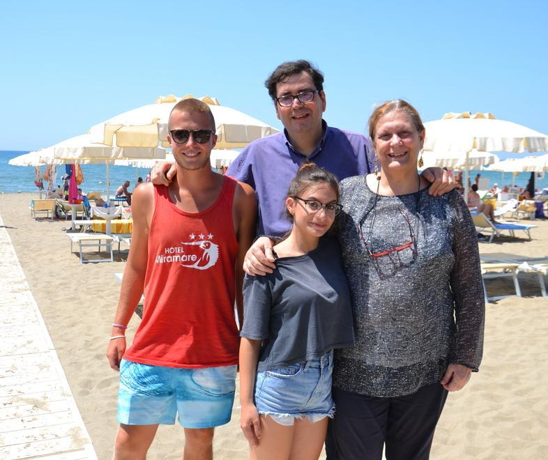 Paolo Pieraccini con la moglie Donatella Guidi, la figlia Veronica e il bagnino Riccardo Veri
