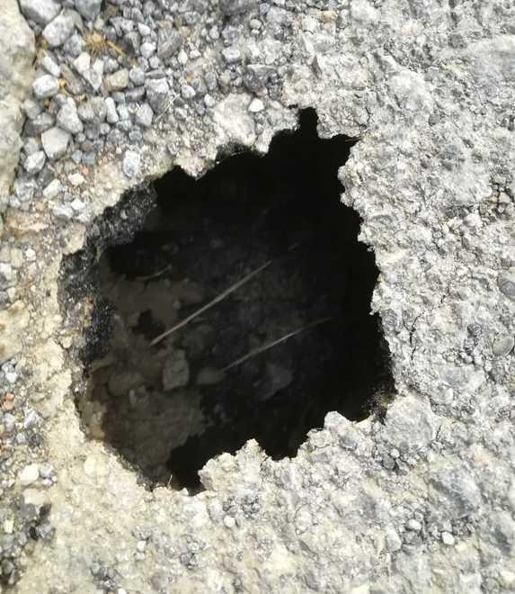 Buco di 10 centimetri e grosso vuoto intorno sulla provinciale