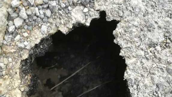 Buco di 10 centimetri e grosso vuoto intorno sulla provinciale