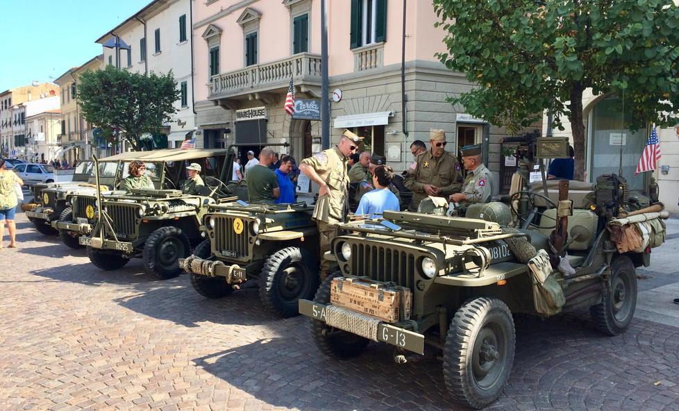 Mezzi militari in corteo per ricordare Cecina liberata 