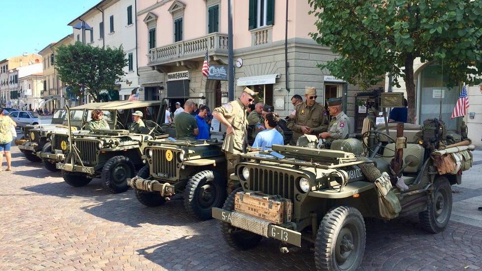 Mezzi militari in corteo per ricordare Cecina liberata