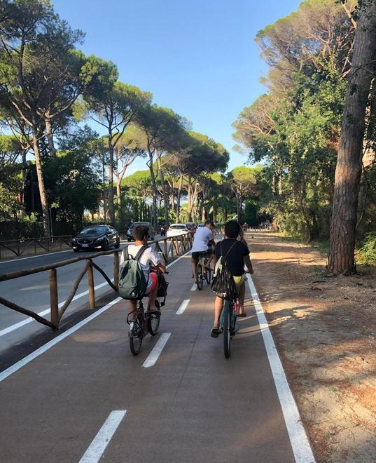 Turisti e residenti, tutti in bici sulla ciclabile fino a Marina 