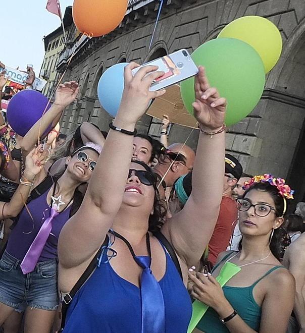 Un vento di libertà tra gonfaloni, tacchi alti e piume di struzzo 