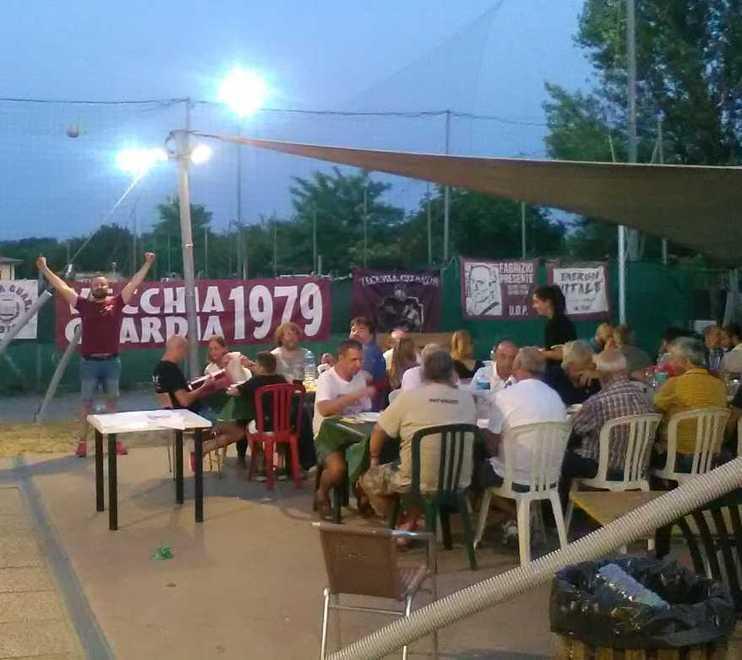 Tanti auguri Vecchia Guardia Dal 1979 in gradinata con il granata nel cuore 