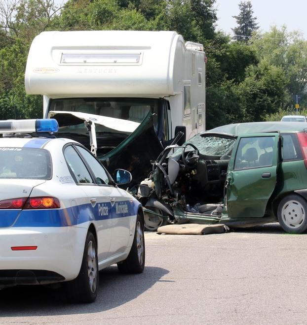 Famiglia coinvolta in un incidente mortale Mamma e figli feriti
