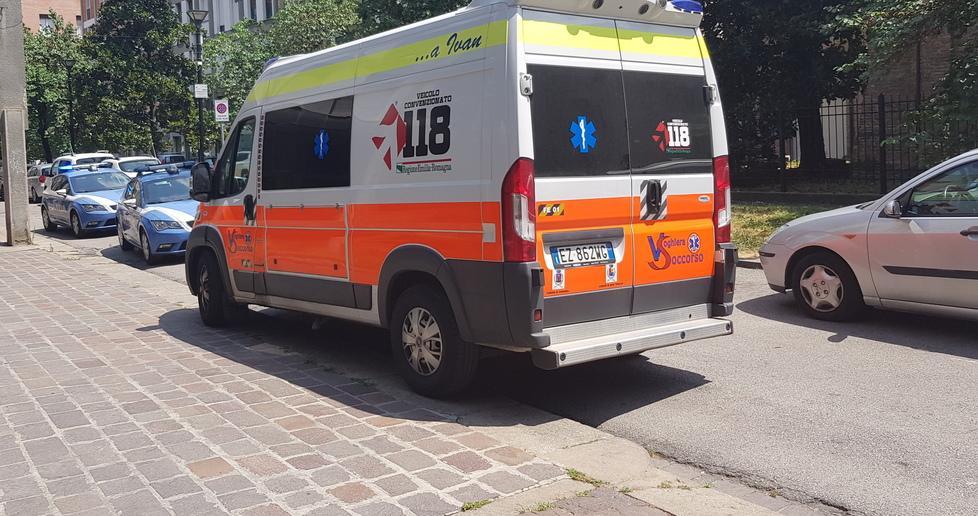 Si procura tagli alle braccia 
