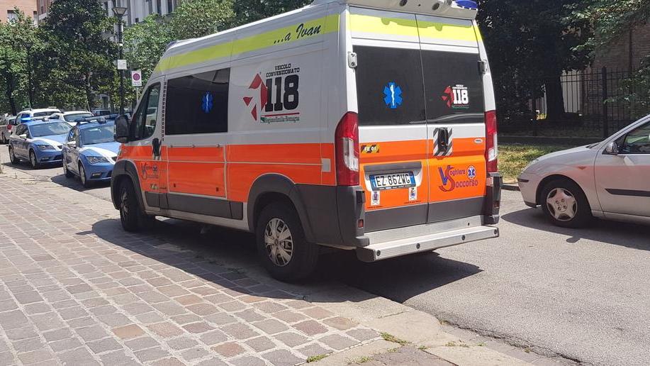 Si procura tagli alle braccia