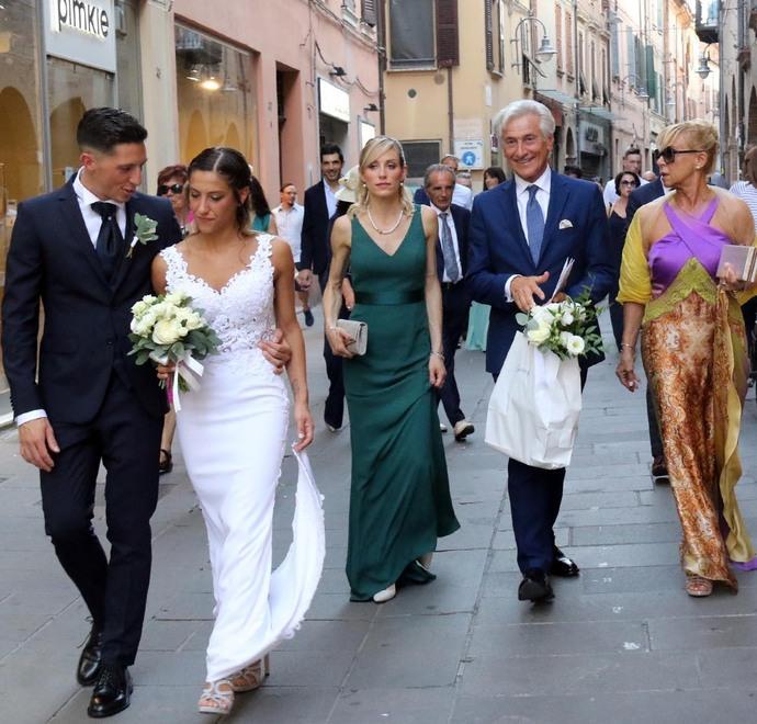 Corteo di nozze in casa Bruni