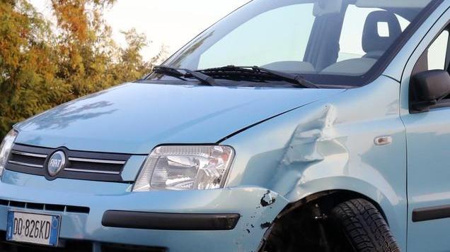 Auto sbanda e si ribalta Ferita una donna
