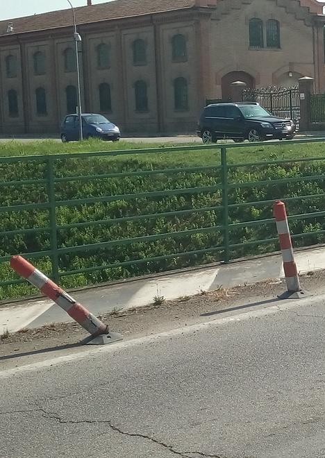 Dissuasori danneggiati Indagano gli agenti
