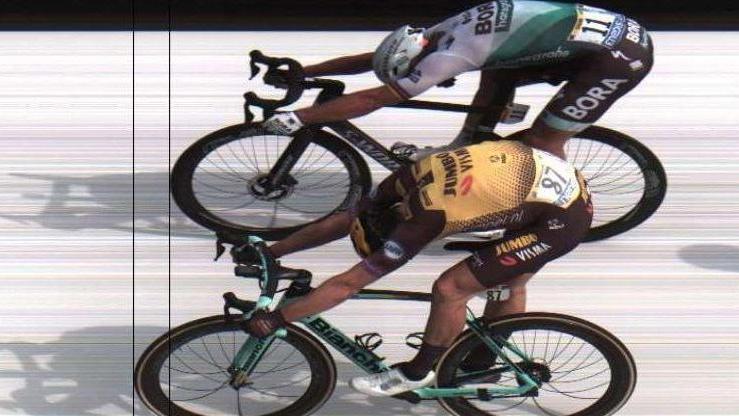 Il Tour parla olandese Volata a Teunissen che batte Sagan Caduta per Fuglsang