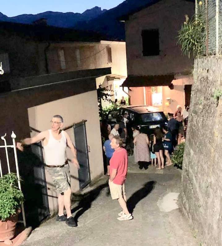 Paura tra gli abitanti di Gallena: «Stava per ucciderci con l’auto» 