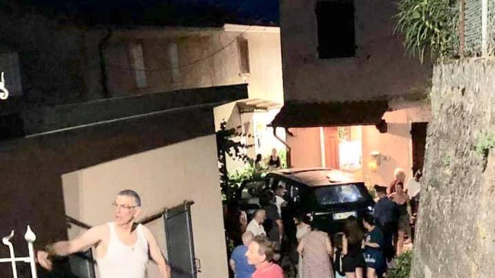 Paura tra gli abitanti di Gallena: «Stava per ucciderci con l’auto»