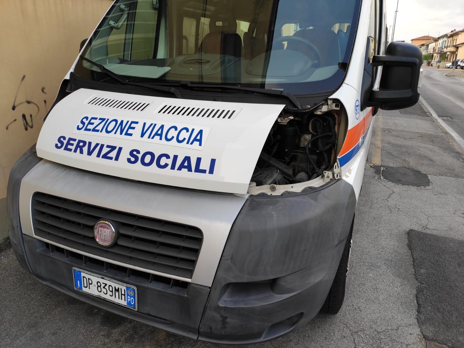 L'ambulanza di Viaccia con i fari tolti dai ladri