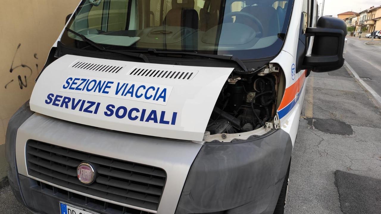 L'ambulanza di Viaccia con i fari tolti dai ladri
