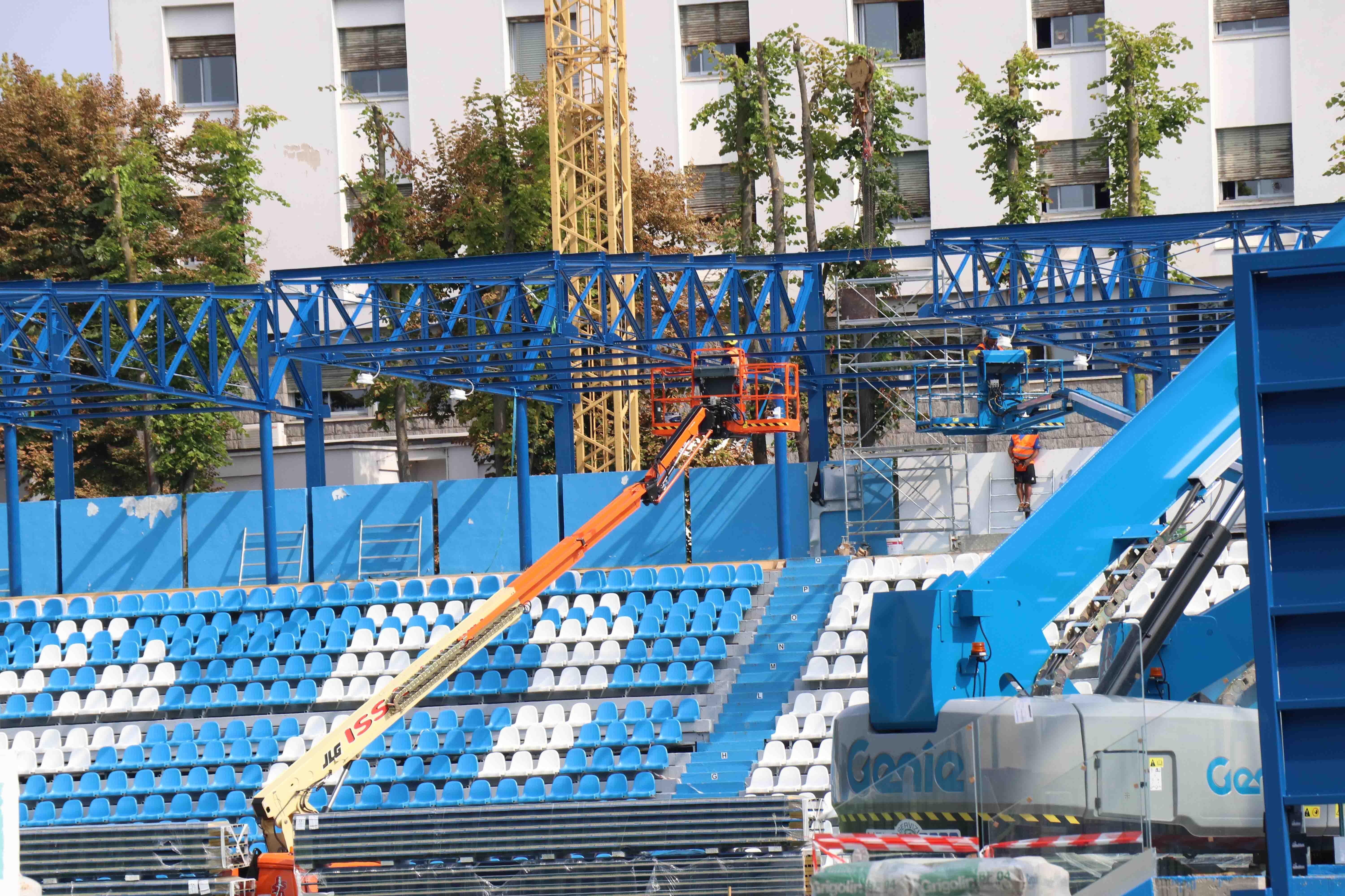 Sequestrate le nuove coperture e la gradinata dello stadio. L'accusa: violata l'antisismica 