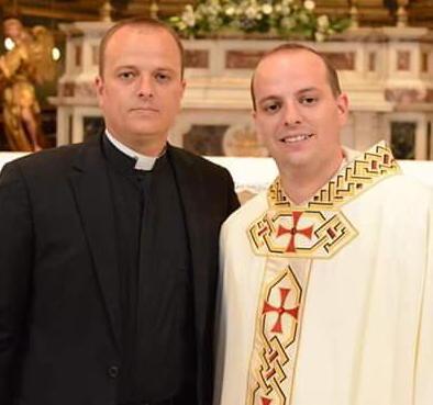 Don Cipriano (a sinistra) e don Eusebio Farcas: domenica 7 quest'ultimo ha celebrato la sua prima messa