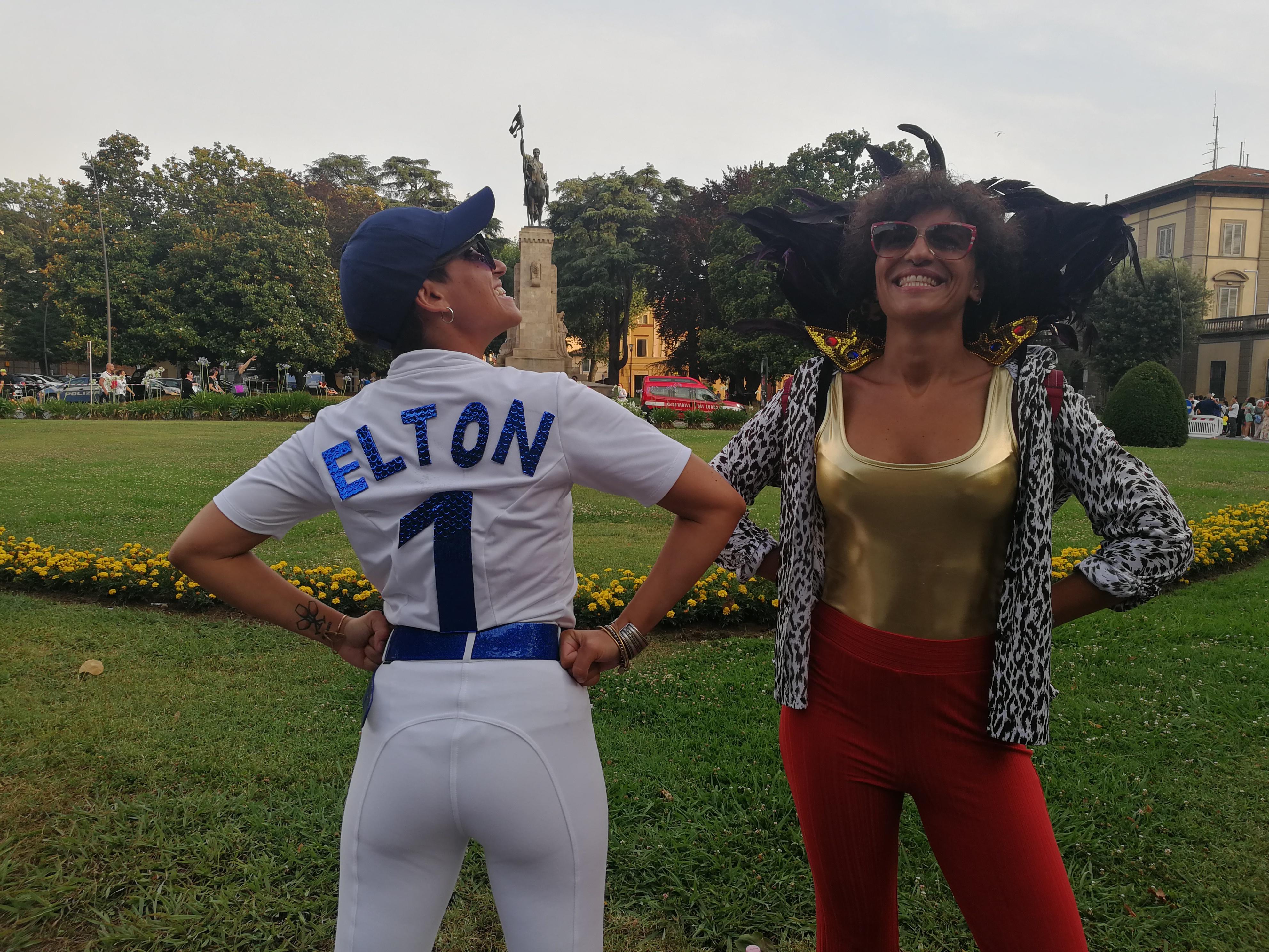 Dagli abiti da sera alle infradito: nonni e nipoti rapiti da Sir Elton 