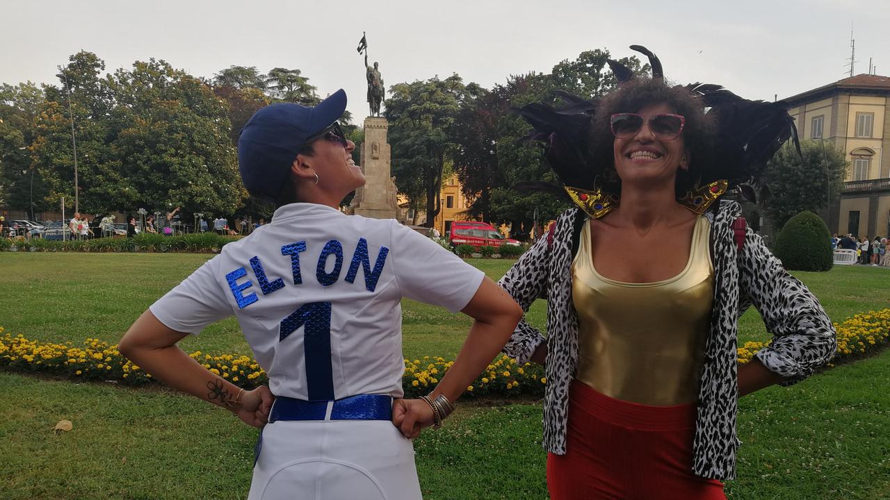 Dagli abiti da sera alle infradito: nonni e nipoti rapiti da Sir Elton