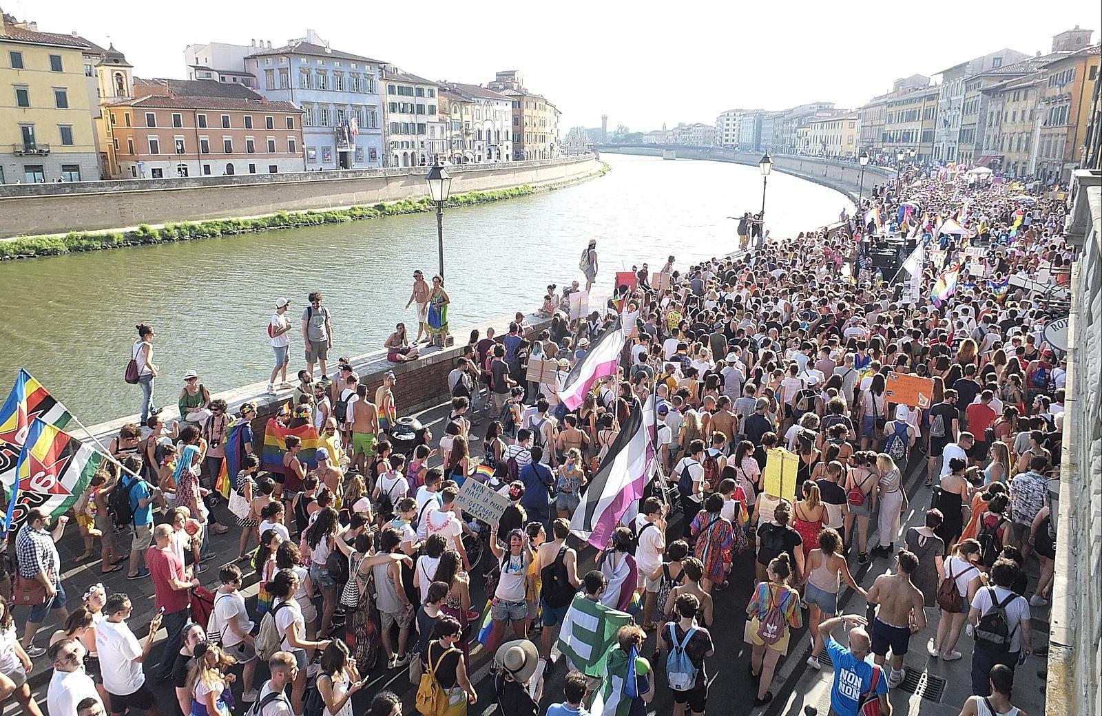 La folla sui Lungarni al Toscana Pride che si è svolto a Pisa