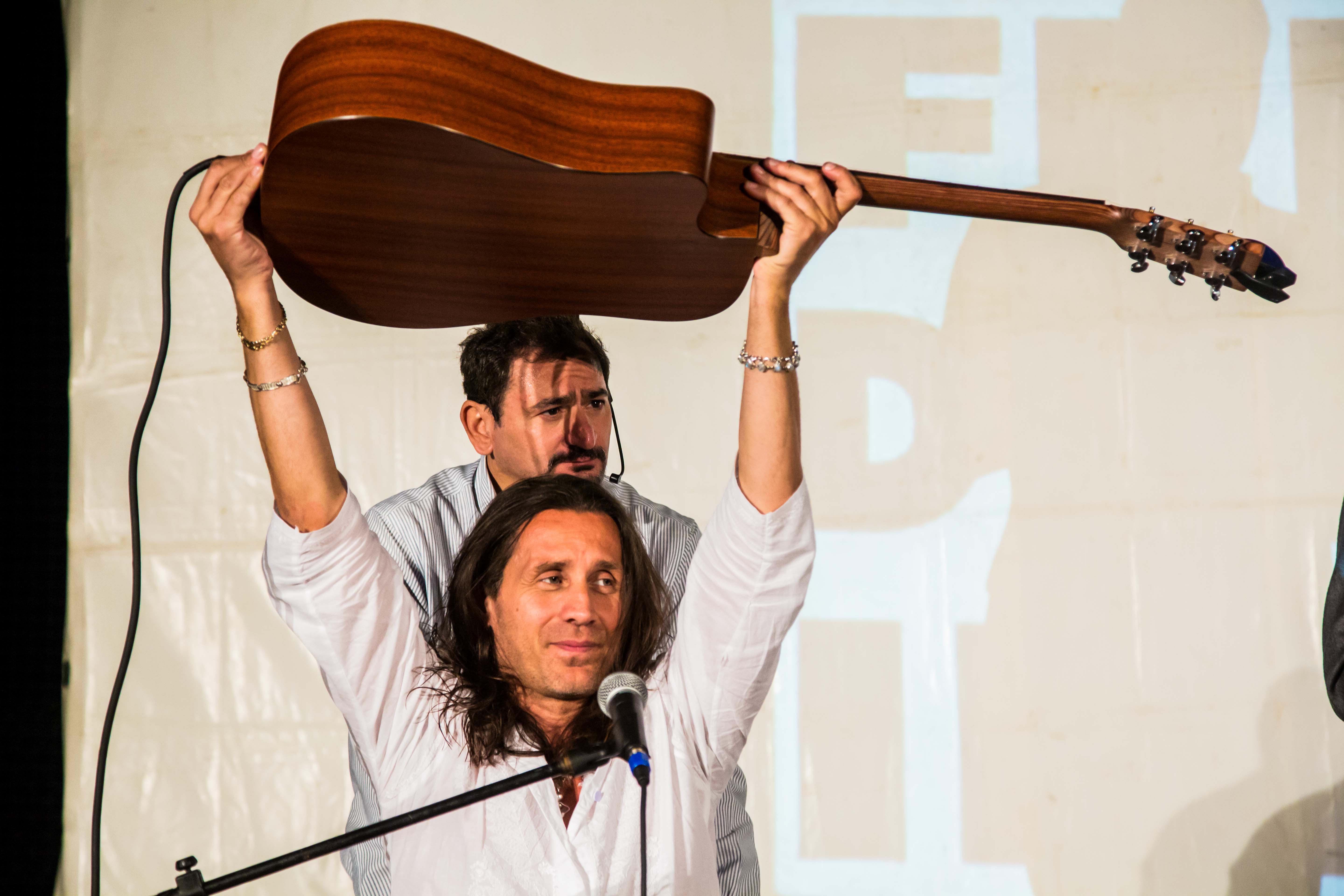 Povia canta a Rosignano, il Comune revoca il patrocinio al festival