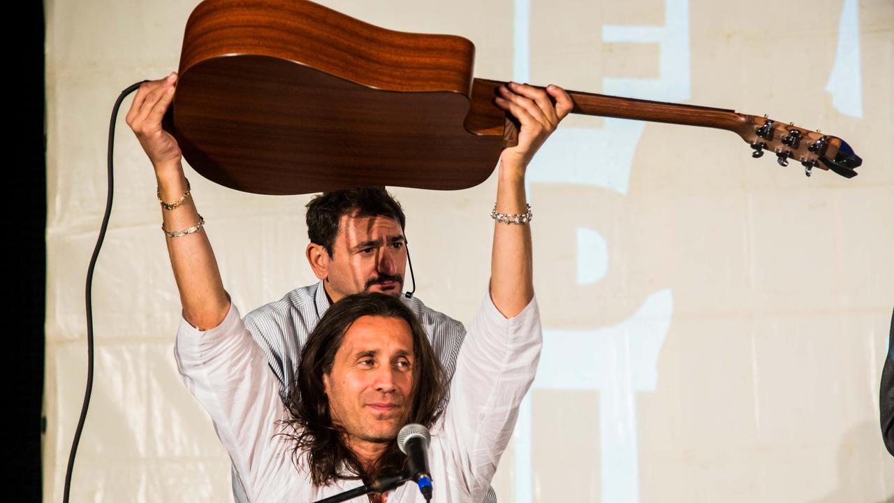 Povia canta a Rosignano, il Comune revoca il patrocinio al festival