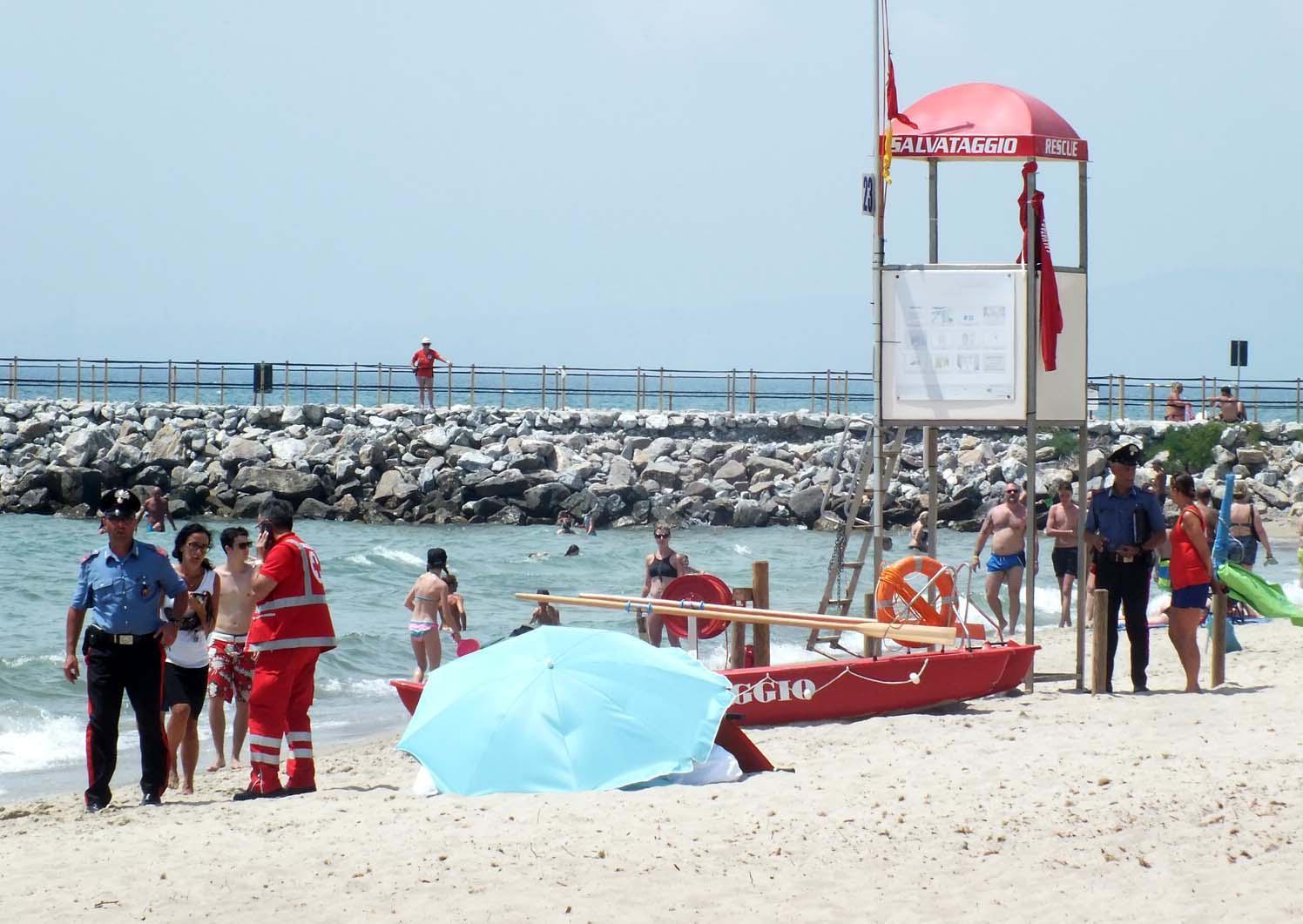 La tragedia sulla spiaggia di Carbonifera (foto di Paolo Barlettani)