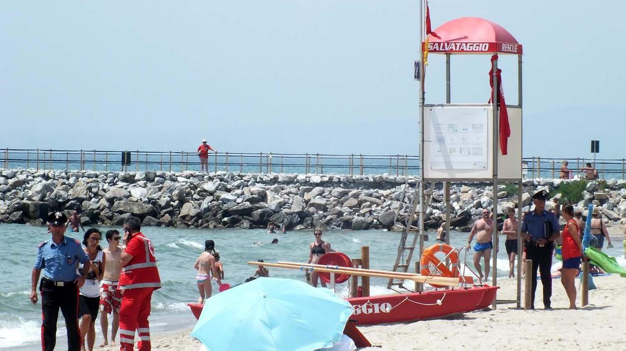 La tragedia sulla spiaggia di Carbonifera (foto di Paolo Barlettani)