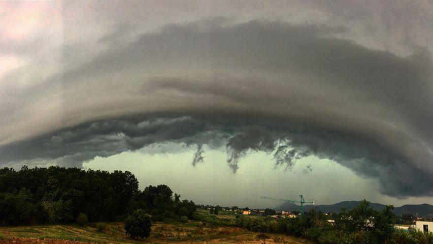 La shelfcloud immortalata da Samuele Montedoro di Lamporecchio