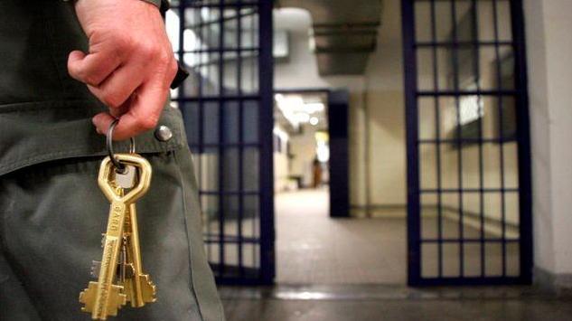 Detenuto rifiuta acqua e cibo: "Non mi fanno vedere i figli"