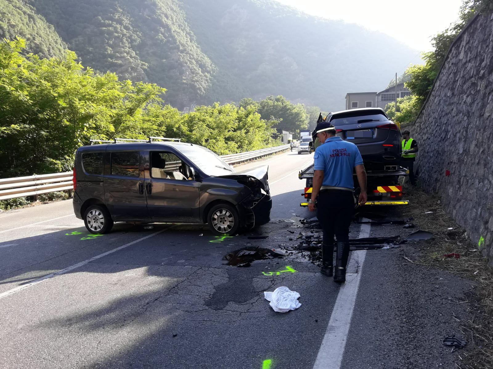 Scontro frontale sulla via del Brennero, due feriti gravi