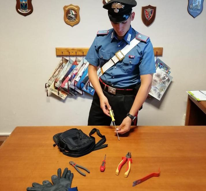 Sessantenne sorpreso dai carabinieri mentre cerca di entrare in una casa 