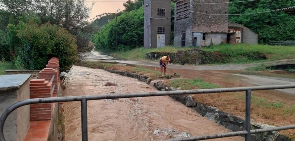 Due ore di pioggia: il rio rischia di esondare 