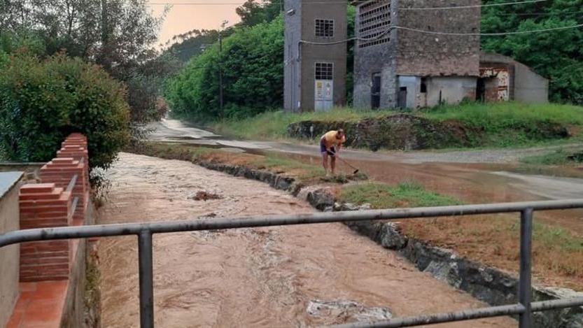 Due ore di pioggia: il rio rischia di esondare