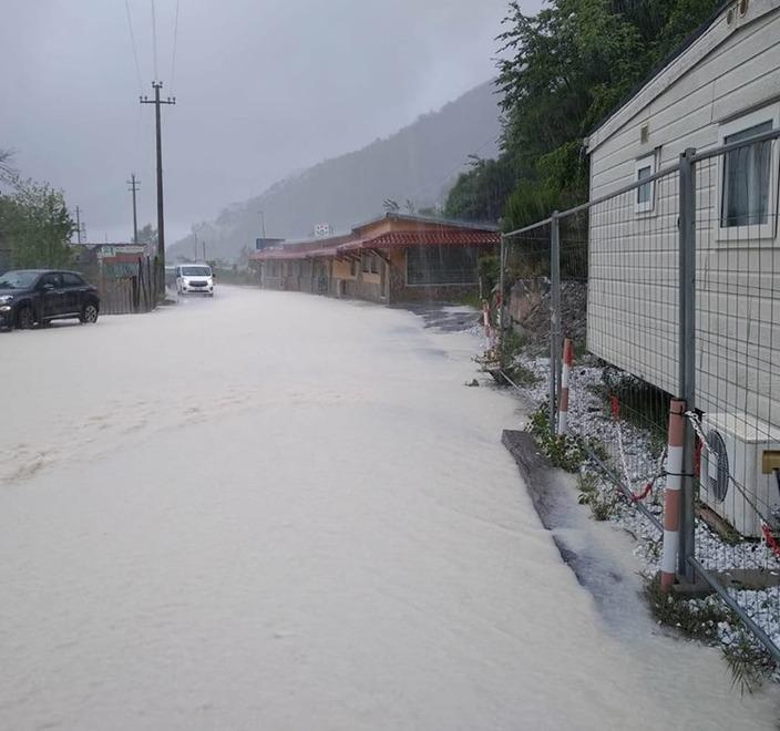 Avenza finisce sott’acqua, a Colonnata scorre marmettola